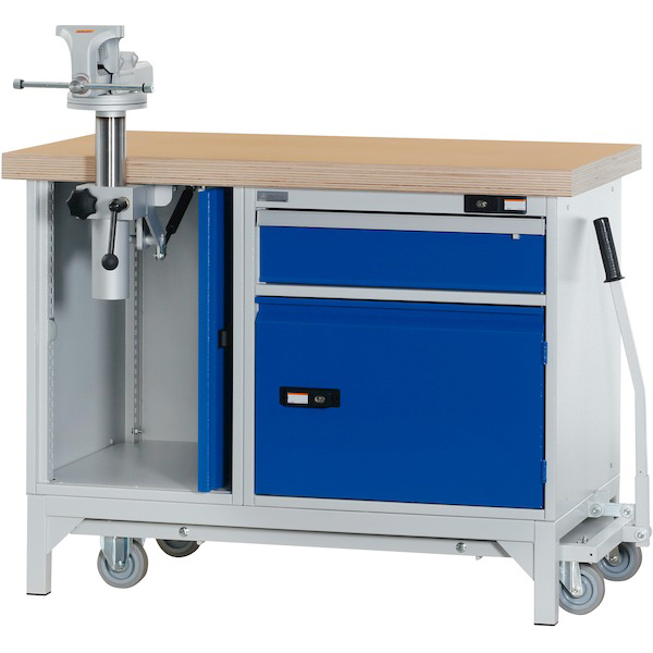 Tornillo de banco antiguo azul montado en un banco de trabajo en un taller  o taller de carpintería dispositivo para sujetar y sujetar objetos y piezas
